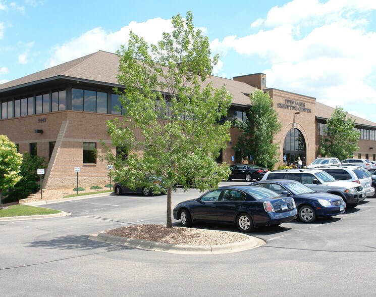 7447 Egan Dr, Savage, MN à louer - Photo du bâtiment - Image 2 de 5