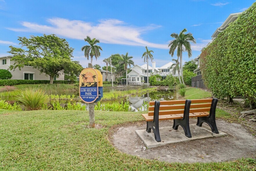 625 8th Ave S, Naples, FL à vendre - Photo du bâtiment - Image 2 de 12