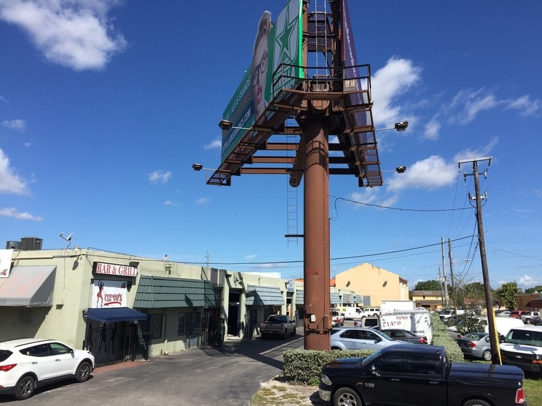 2150 W 10th Ct, Hialeah, FL for lease - Primary Photo - Image 1 of 2