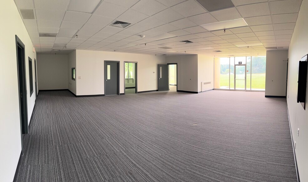 9300 Courtland Dr NE, Rockford, MI à louer - Photo du bâtiment - Image 2 de 7