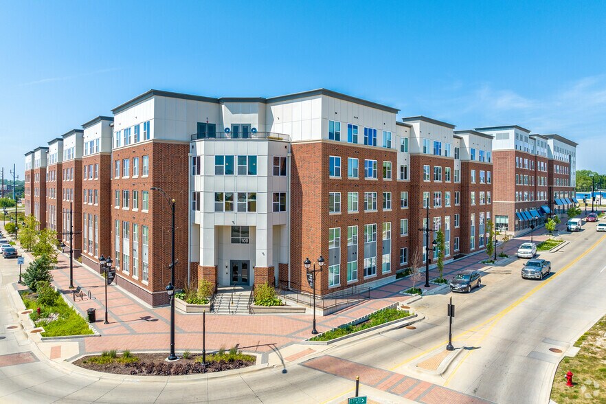 104 E 7th St, Coralville, IA for lease - Building Photo - Image 3 of 43