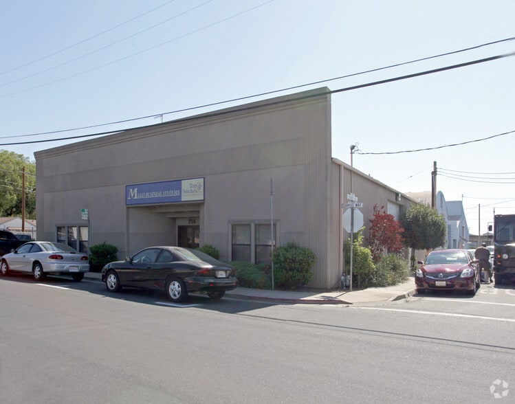 216 Campus Way, Modesto, CA for lease - Primary Photo - Image 1 of 2