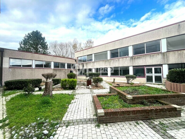 Office in Saint-Quentin for sale - Building Photo - Image 1 of 2