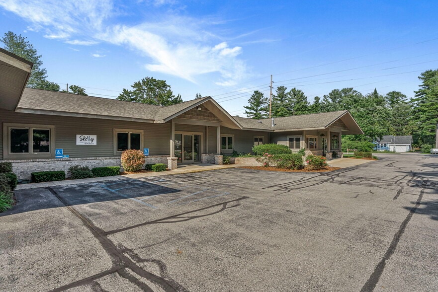 3819 4 Mile Rd N, Traverse City, MI à vendre - Photo du bâtiment - Image 2 de 7