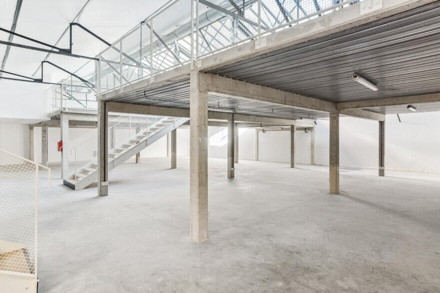Office in Montreuil for lease - Interior Photo - Image 2 of 12