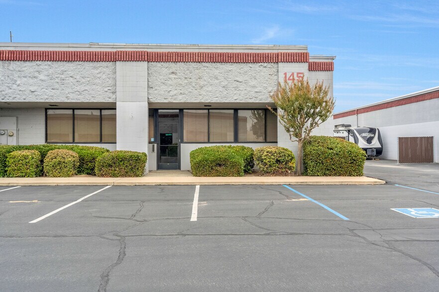 2727 N Grove Industrial Dr, Fresno, CA for sale - Building Photo - Image 3 of 7
