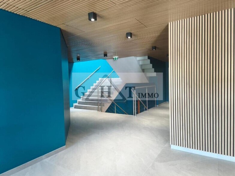 Industrial in Les Ulis for sale - Lobby - Image 1 of 15