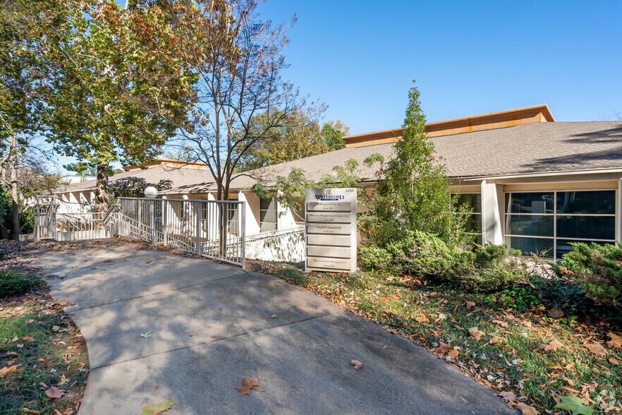 4480 N Shallowford Rd, Dunwoody, GA à louer - Photo du bâtiment - Image 3 de 16