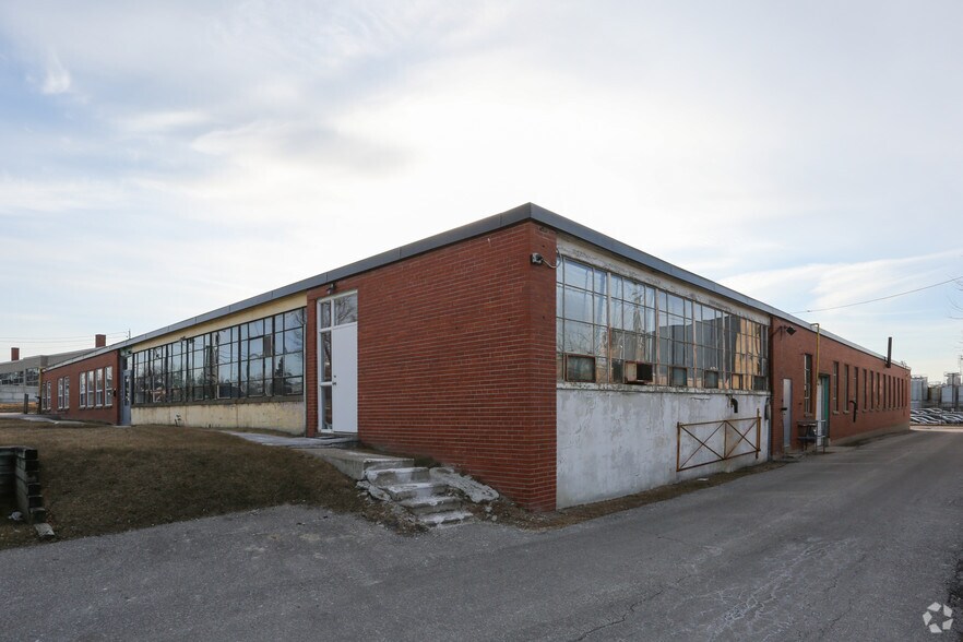 193-195 Bartley Dr, Toronto, ON à vendre - Photo du bâtiment - Image 3 de 5