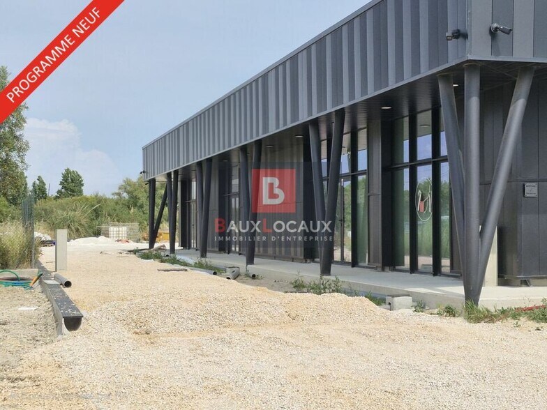 Retail in Marignane for lease - Building Photo - Image 2 of 5