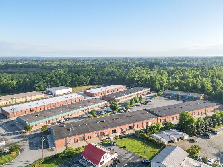 6120 Brookshire Blvd, Charlotte, NC à vendre - Photo du bâtiment - Image 3 de 10