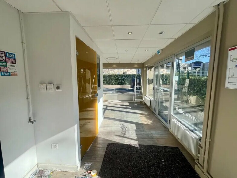 Retail in Avignon for lease - Building Photo - Image 2 of 8