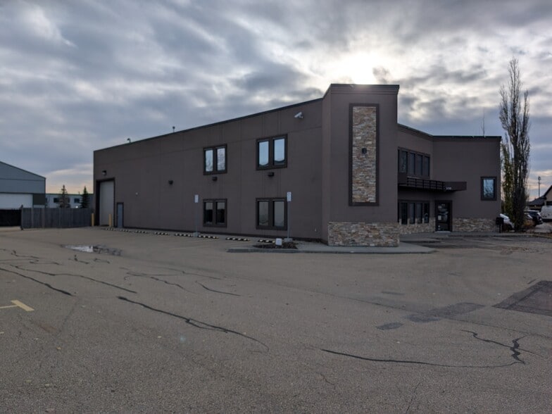 330 Circle Dr, St. Albert, AB à vendre - Photo du bâtiment - Image 2 de 14