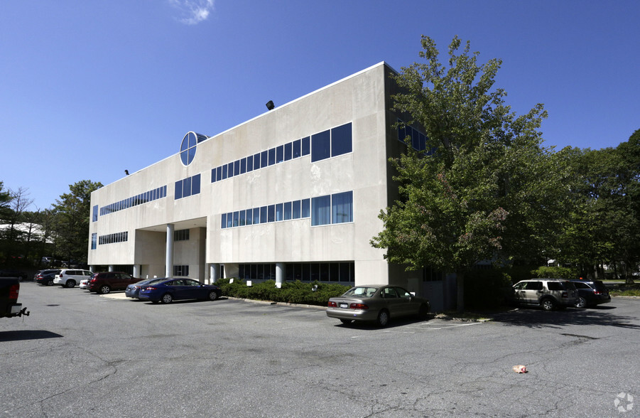 200 Parkway Dr S, Hauppauge, NY for lease - Primary Photo - Image 1 of 16