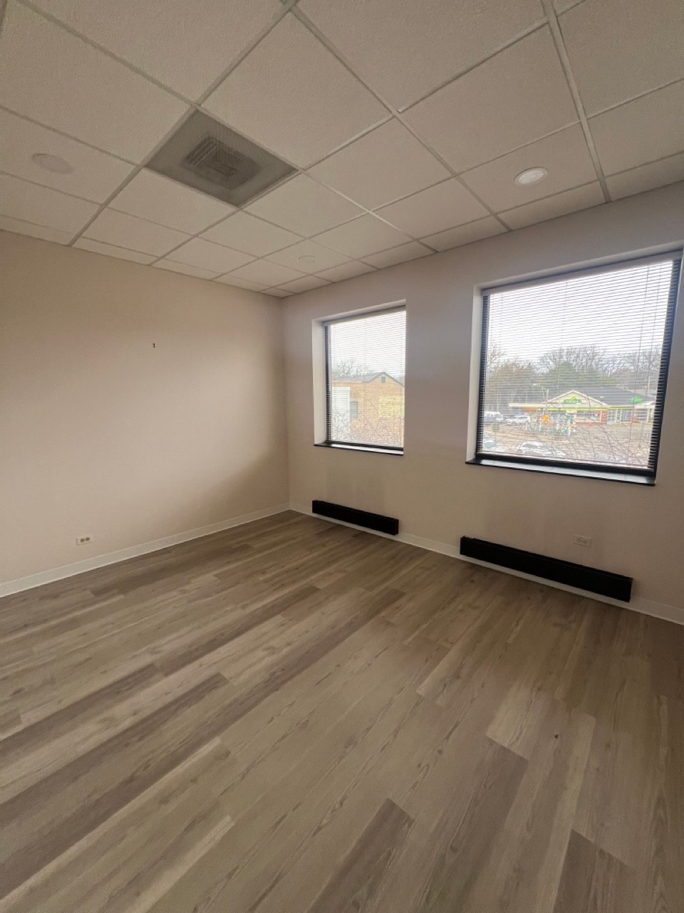 825 Green Bay Rd, Wilmette, IL for lease Interior Photo- Image 1 of 3