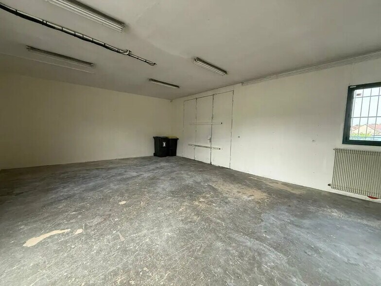 Flex in Tremblay-en-France for lease - Interior Photo - Image 3 of 6