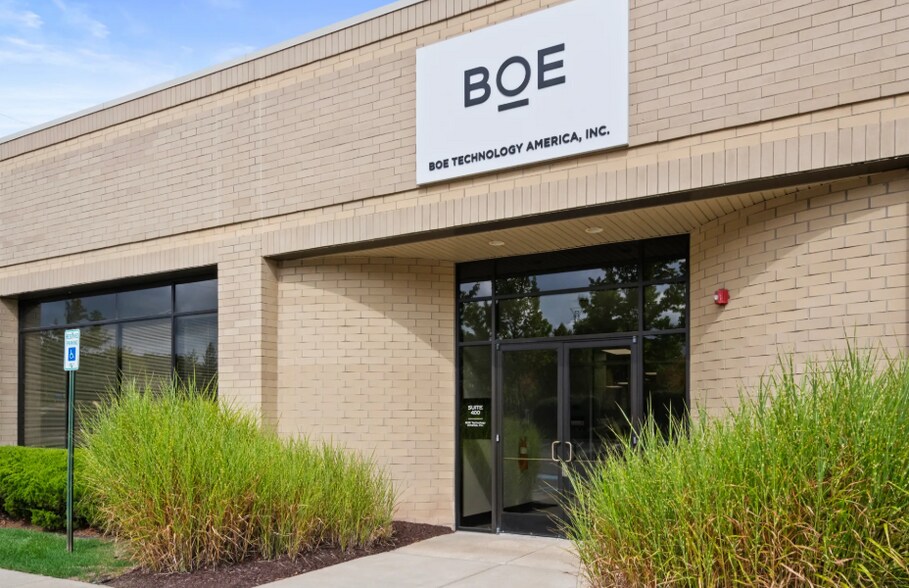 39625 Lewis Dr, Novi, MI à louer - Photo du bâtiment - Image 3 de 14