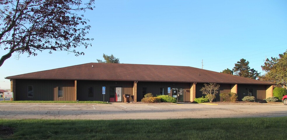 2281 Village Mall Dr, Mansfield, OH for lease - Building Photo - Image 2 of 5