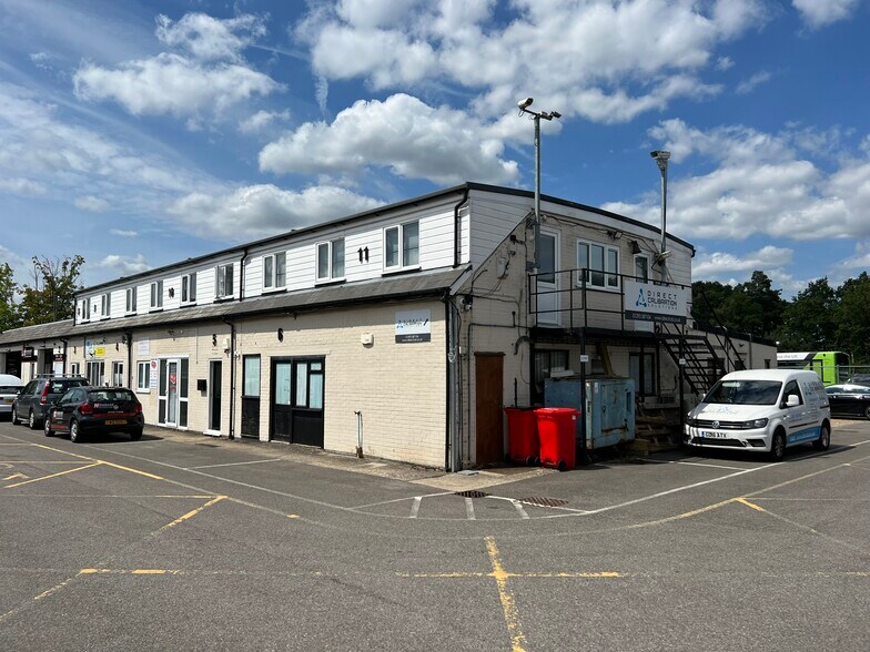 Effingham Rd, Copthorne à louer - Photo du bâtiment - Image 1 de 2