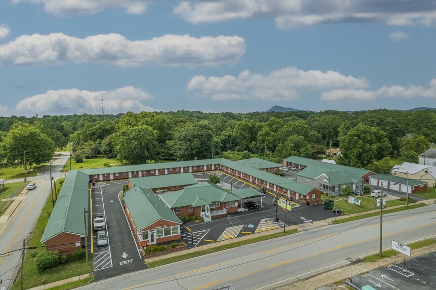 Regency Inn — Hotel | Residential | Apts portefeuille de 3 propriétés à vendre sur LoopNet.ca - Photo du bâtiment - Image 1 de 45