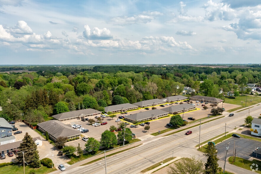 Crown Pointe Business Park portfolio of 5 properties for sale on LoopNet.ca - Primary Photo - Image 2 of 14