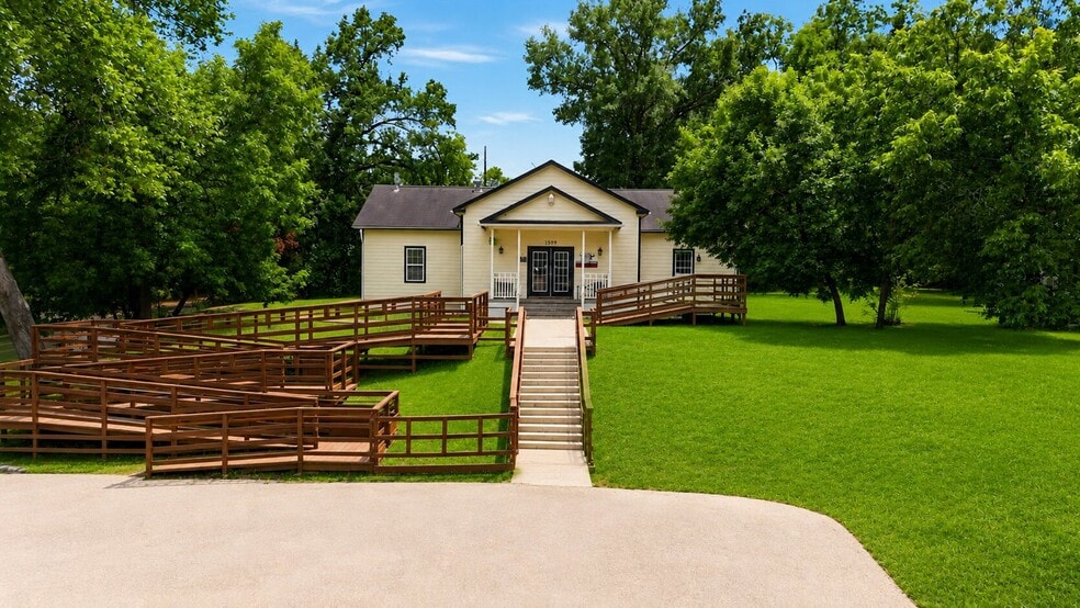 1309 15th St, Huntsville, TX à vendre - Photo du bâtiment - Image 3 de 37