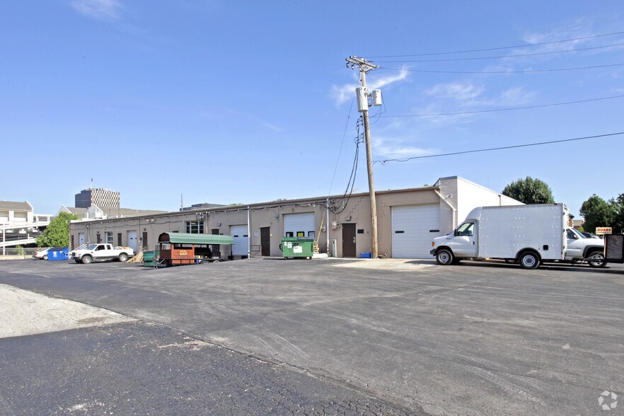 820-836 Hanley Industrial Ct, Brentwood, MO à louer - Photo du bâtiment - Image 2 de 3