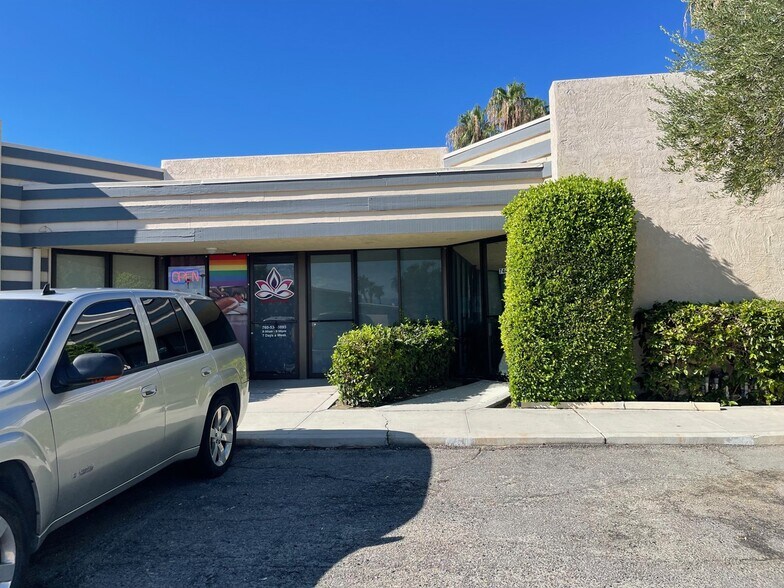 740 S Vella Rd, Palm Springs, CA à louer - Photo du bâtiment - Image 2 de 3