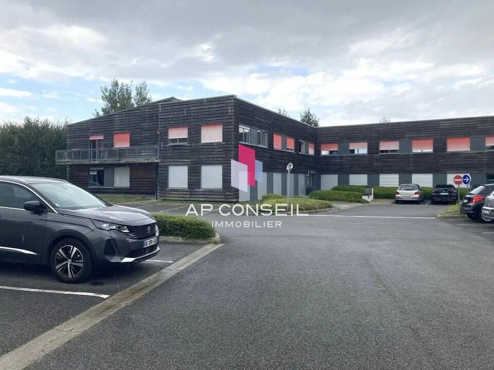 Office in Bois-d'Arcy for lease Building Photo- Image 1 of 4