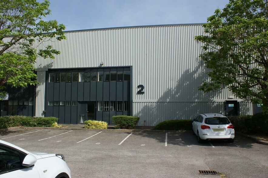 1-4 Units 2, 7 & 8, Pin Green Industrial Estate, Stevenage à louer - Photo du bâtiment - Image 2 de 17