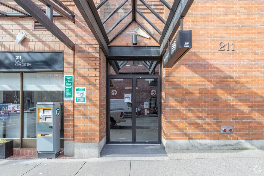 211-213 Georgia St E, Vancouver, BC à louer - Photo du bâtiment - Image 2 de 5
