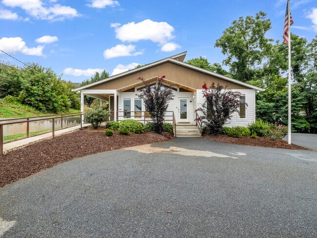 Plus de détails pour 147 E Court St, Rutherfordton, NC - Bureau à vendre