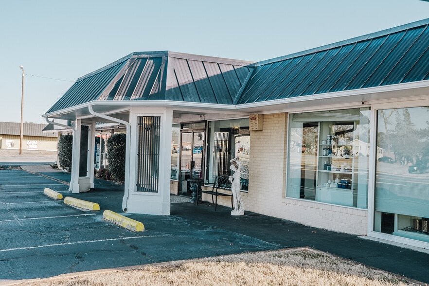 709-713 Woodward Ave, Muscle Shoals, AL for sale - Building Photo - Image 2 of 7