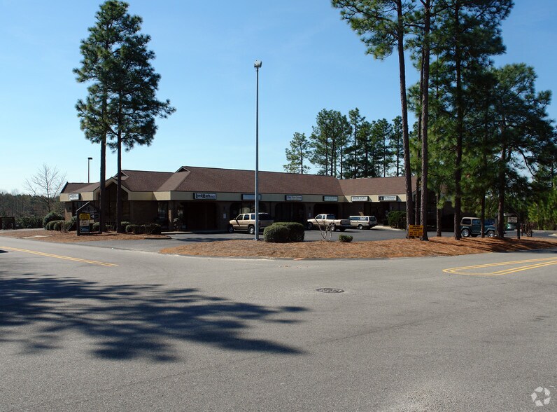 206-216 Commerce Ave, Southern Pines, NC à louer - Photo du bâtiment - Image 1 de 11