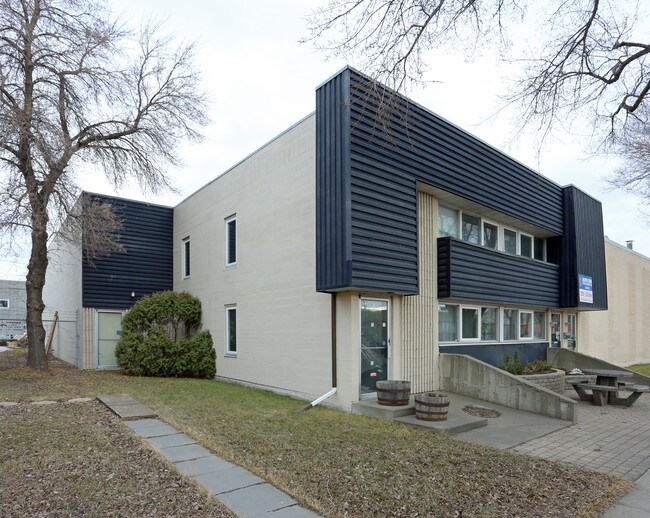 Plus de détails pour 12535 126th Ave NW, Edmonton, AB - Flex à vendre