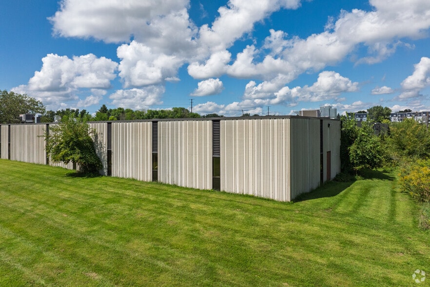 3560 Hoffman Rd E, Vadnais Heights, MN à vendre - Photo du bâtiment - Image 3 de 4