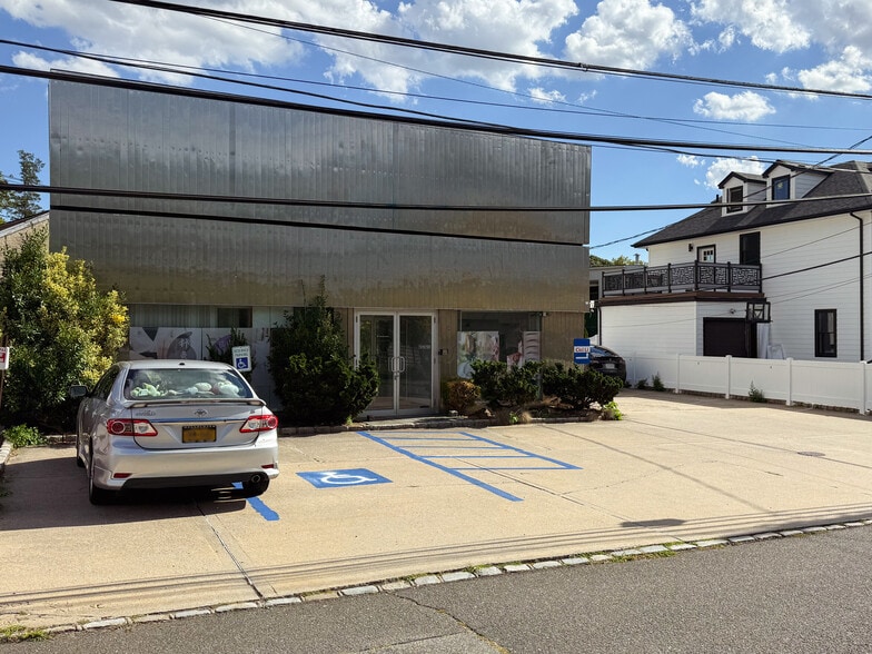 18 Genevieve Pl, Great Neck, NY à louer - Photo du bâtiment - Image 3 de 14