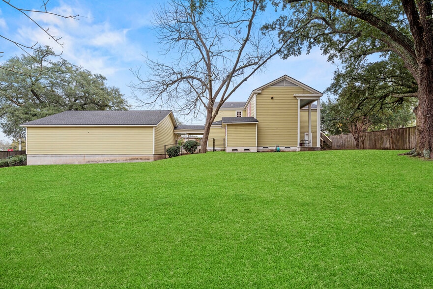 1106 Avenue O, Huntsville, TX à vendre - Photo du bâtiment - Image 3 de 50