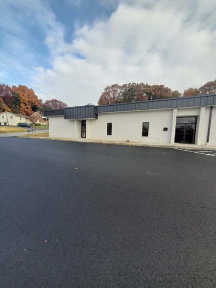 3361 Melrose Ave NW, Roanoke, VA à louer - Photo du bâtiment - Image 2 de 8
