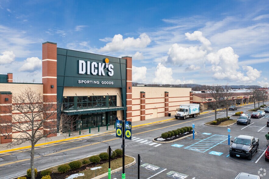 111-555 Universal Dr N, North Haven, CT à louer - Photo du bâtiment - Image 3 de 4