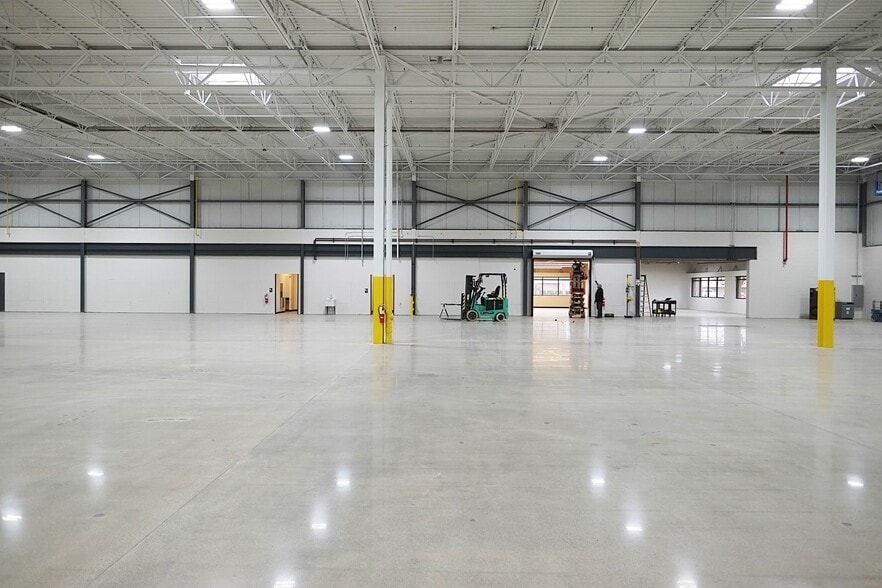 7689 19 Mile Rd, Sterling Heights, MI for lease - Building Photo - Image 2 of 5