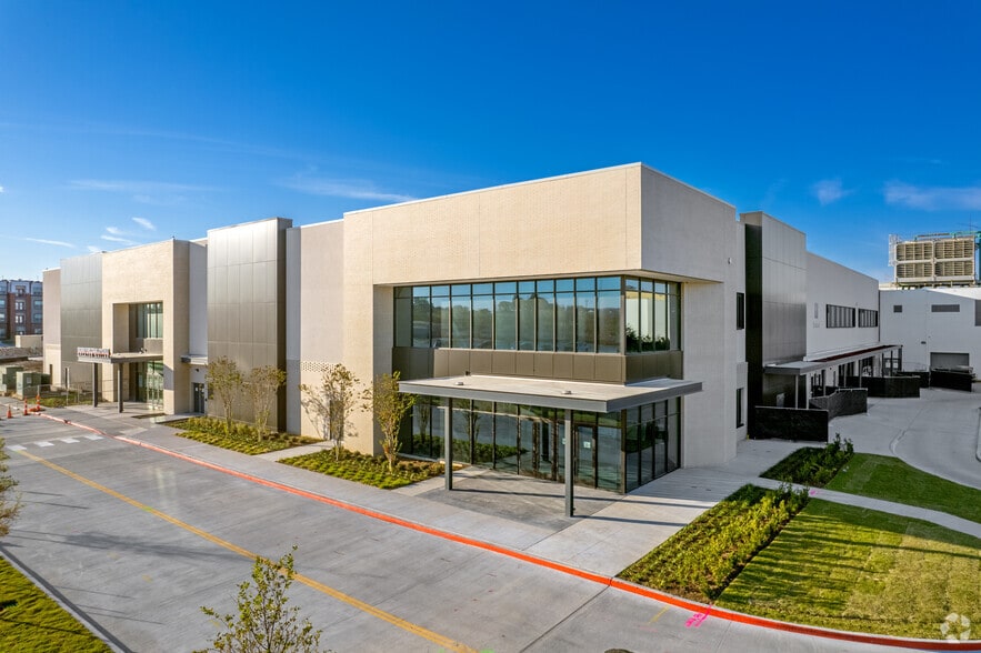 3560 W Camp Wisdom Rd, Dallas, TX à louer - Photo du bâtiment - Image 2 de 20