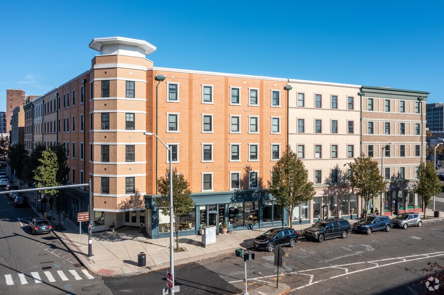 305-323 Fairfield Ave, Bridgeport, CT for lease - Building Photo - Image 1 of 18