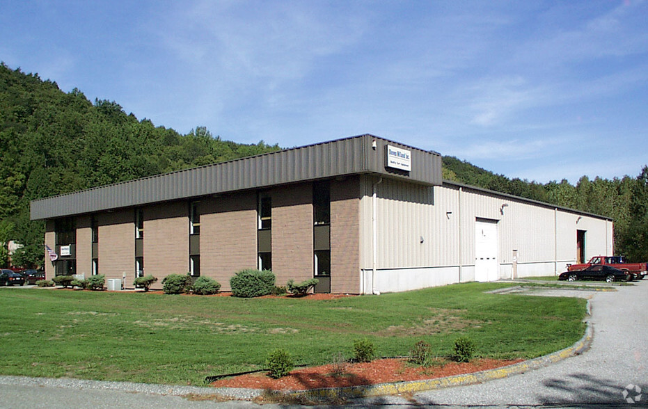 4 Production Dr, Brookfield, CT for lease - Primary Photo - Image 1 of 2