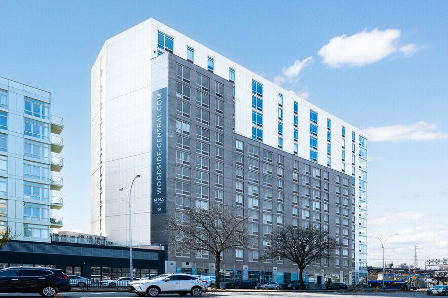 6902 Queens Blvd, Woodside, NY à louer - Photo du bâtiment - Image 2 de 27