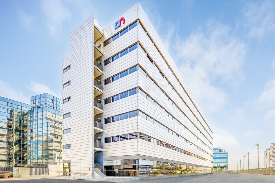 Avenida Manoteras, 4-6, Madrid, Madrid for lease - Commercial Listing Video - Image 2 of 22