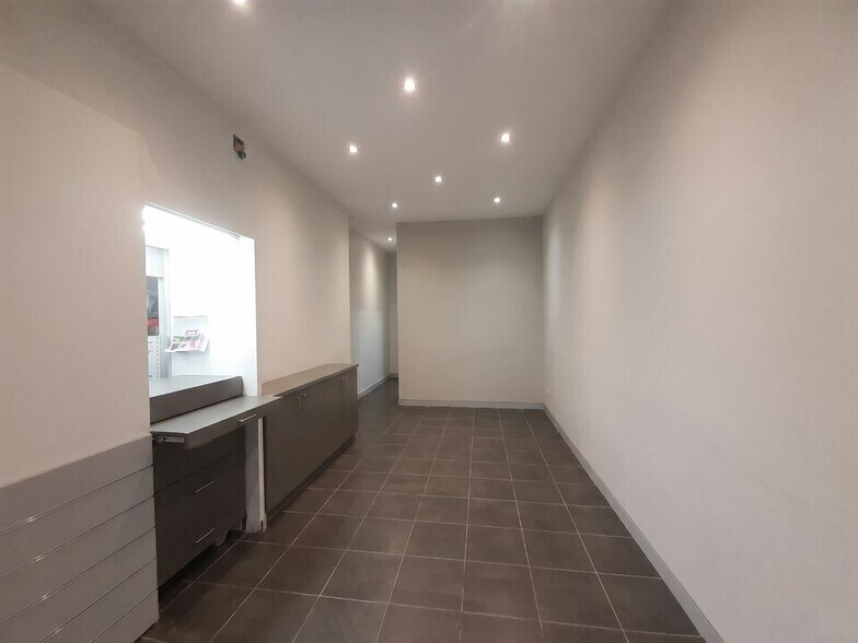 Retail in Nice for sale - Interior Photo - Image 3 of 3