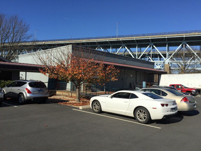 70 Bridge St, Groton, CT à louer - Photo du bâtiment - Image 3 de 17