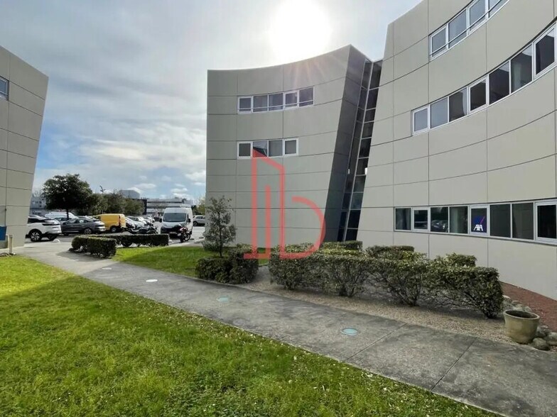 Office in Mérignac for lease - Building Photo - Image 1 of 6