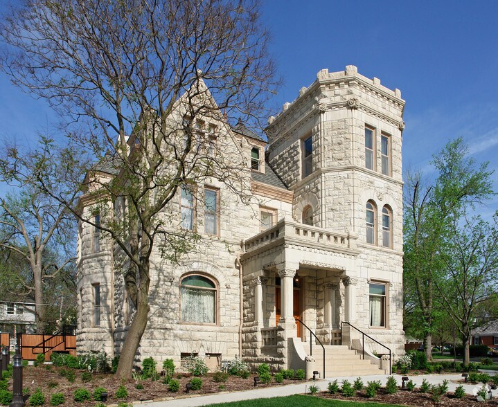 1307 Massachusetts St, Lawrence, KS à louer - Photo du bâtiment - Image 2 de 12